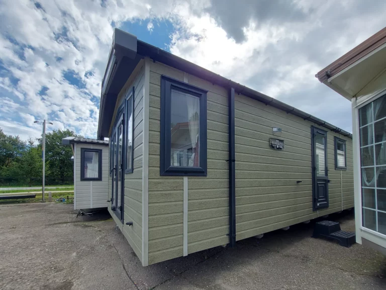 Swift-Biarritz-40x13-tweedehandse-stacaravan-te-koop-buitenkant