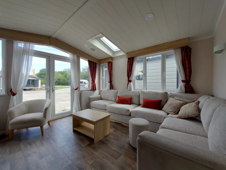 Swift-Biarritz-40x13-tweedehandse-stacaravan-te-koop-woonkamer