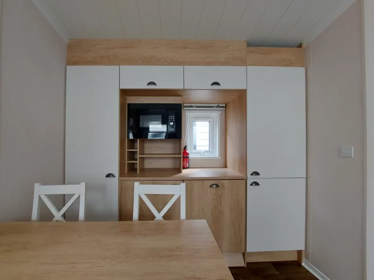 Swift-Biarritz-40x13-tweedehandse-stacaravan-te-koop-keuken