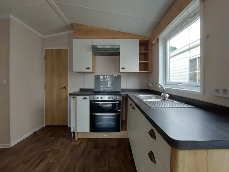 Swift-Biarritz-40x13-tweedehandse-stacaravan-te-koop-keuken