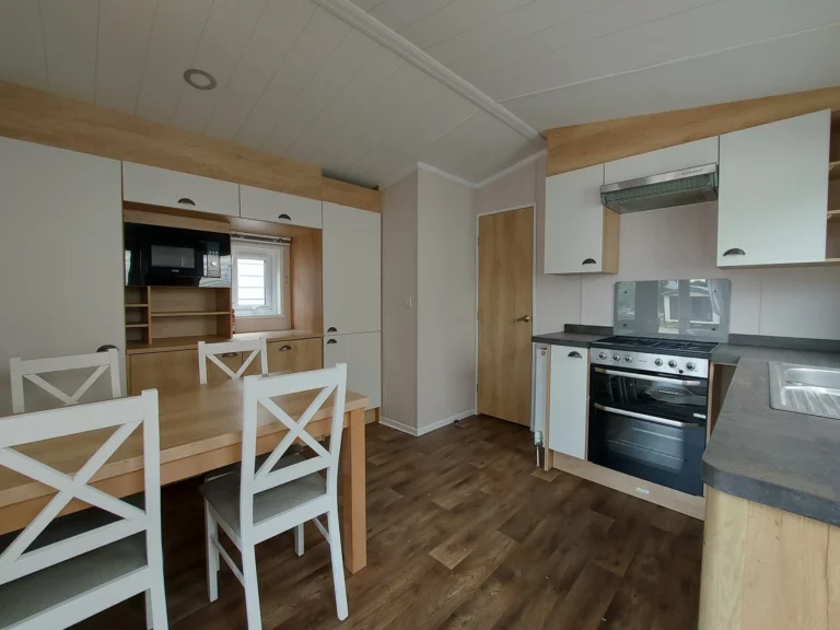 Swift-Biarritz-40x13-tweedehandse-stacaravan-te-koop-keuken