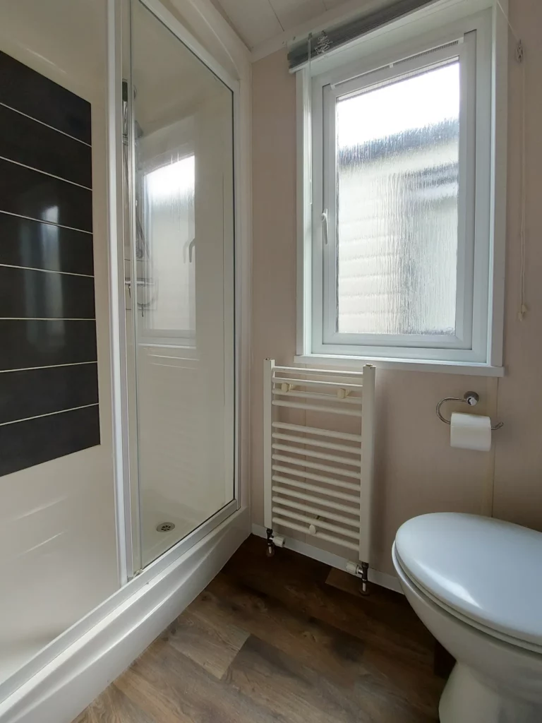 Swift-Biarritz-40x13-tweedehandse-stacaravan-te-koop-badkamer