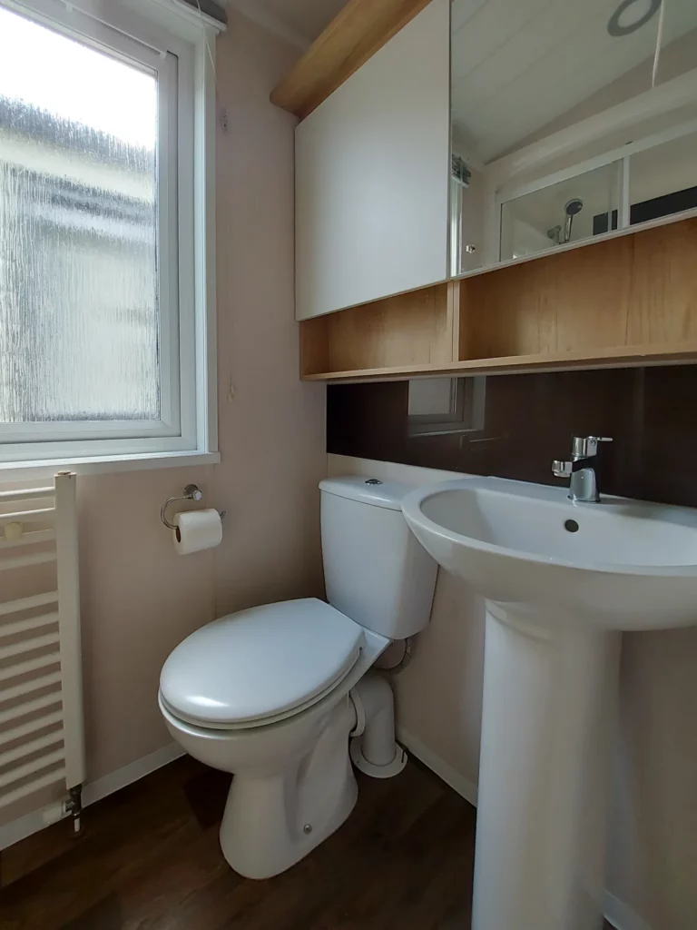 Swift-Biarritz-40x13-tweedehandse-stacaravan-te-koop-badkamer