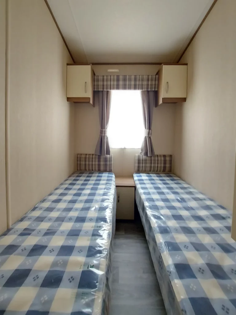 Tweedehandse-stacaravan-ABI-Alderley-te-koop-slaapkamer