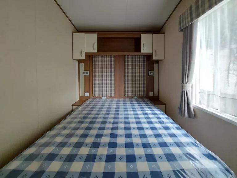 Tweedehandse-stacaravan-ABI-Alderley-te-koop-slaapkamer