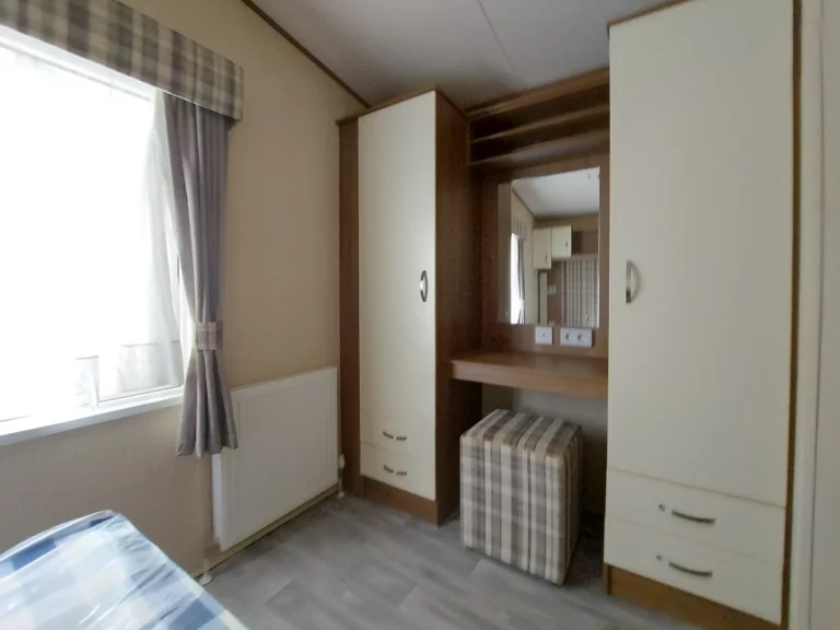 Tweedehandse-stacaravan-ABI-Alderley-te-koop-slaapkamer