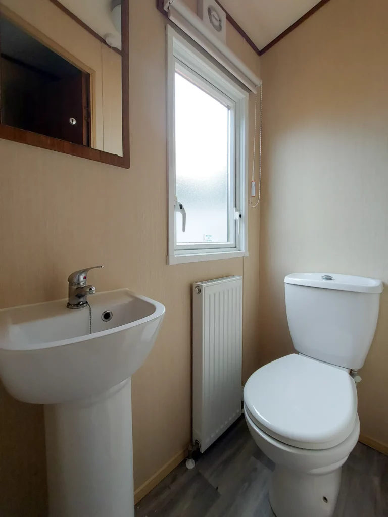 Tweedehandse-stacaravan-ABI-Alderley-te-koop-toilet