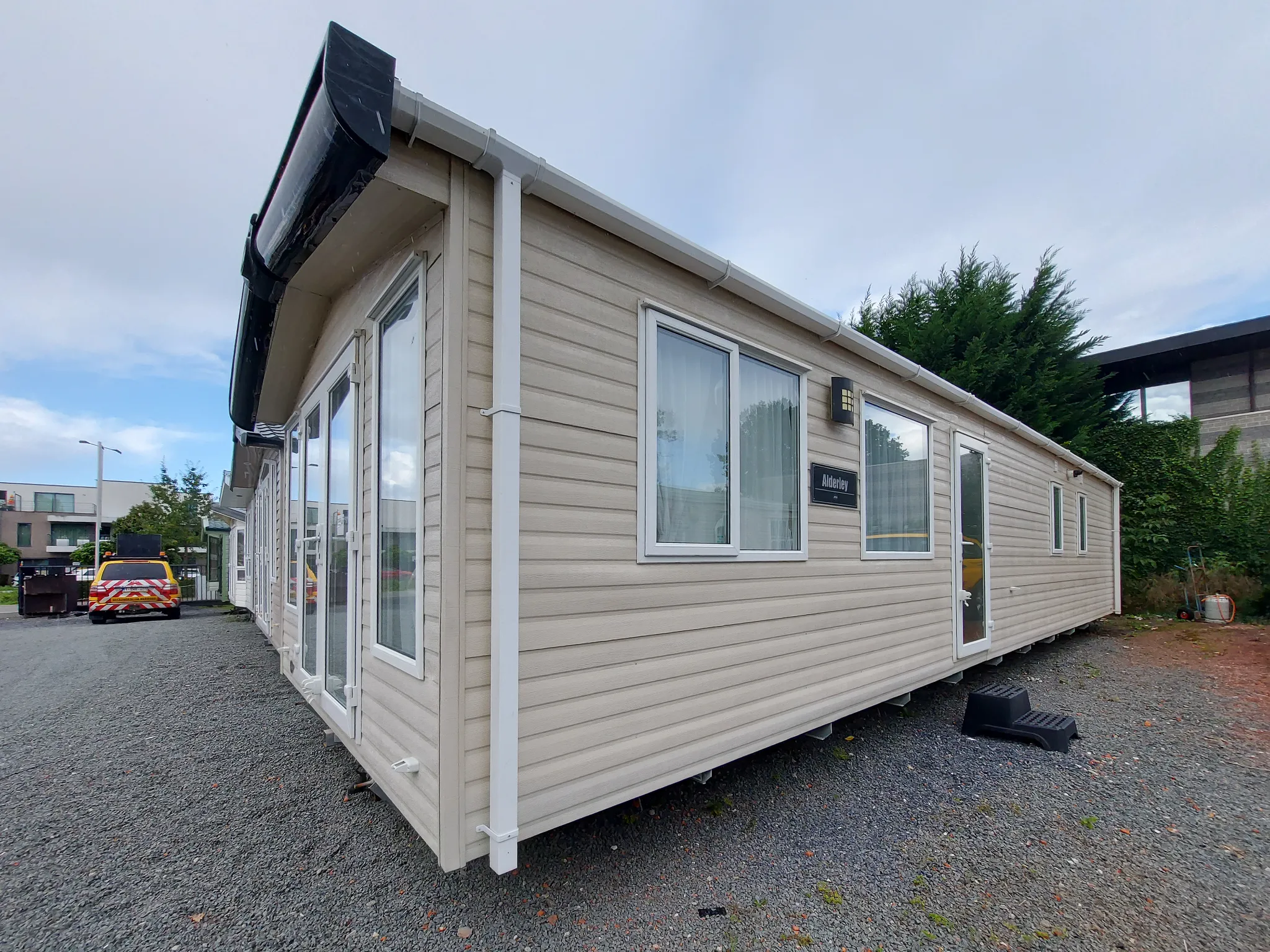 Tweedehandse-stacaravan-ABI-Alderley-te-koop-buitenkant