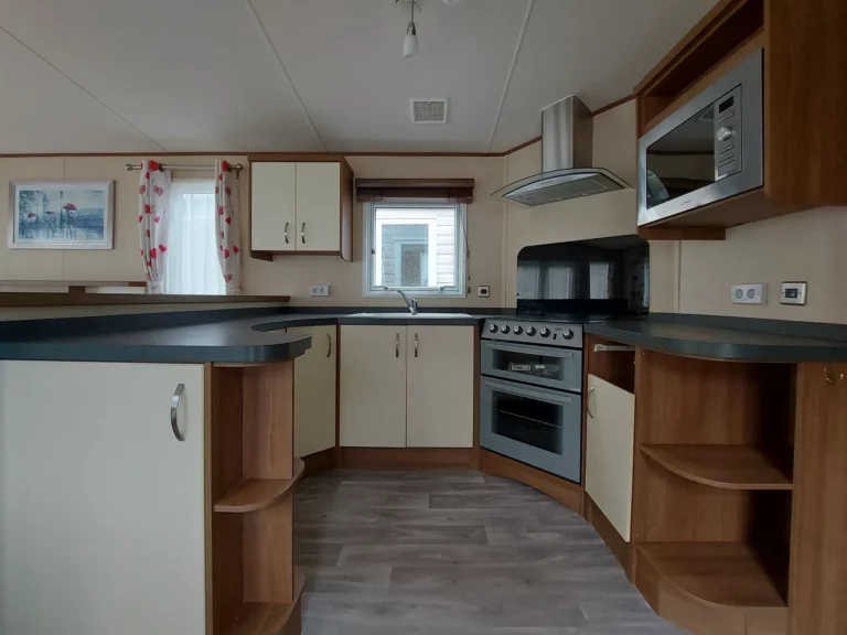 Tweedehandse-stacaravan-ABI-Alderley-te-koop-keuken