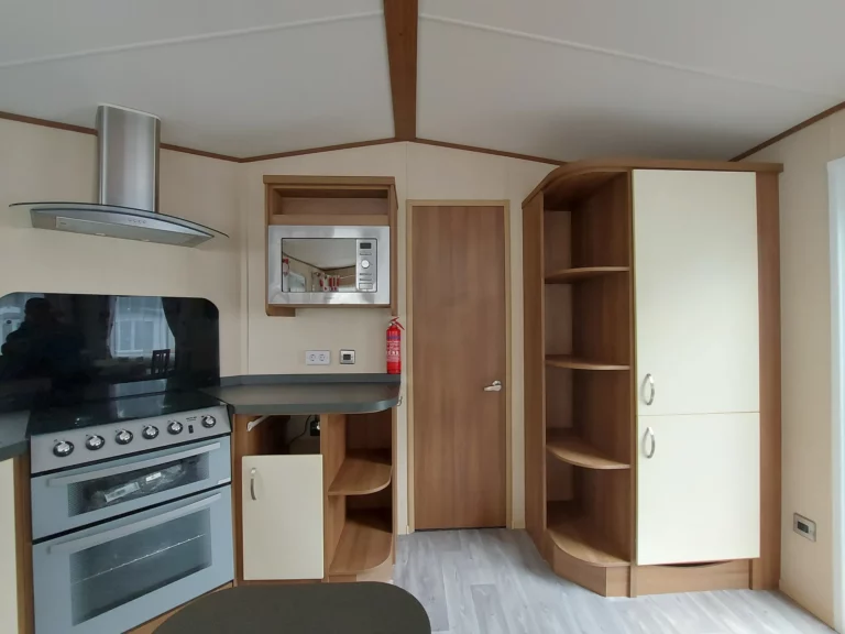 Tweedehandse-stacaravan-ABI-Alderley-te-koop-keuken