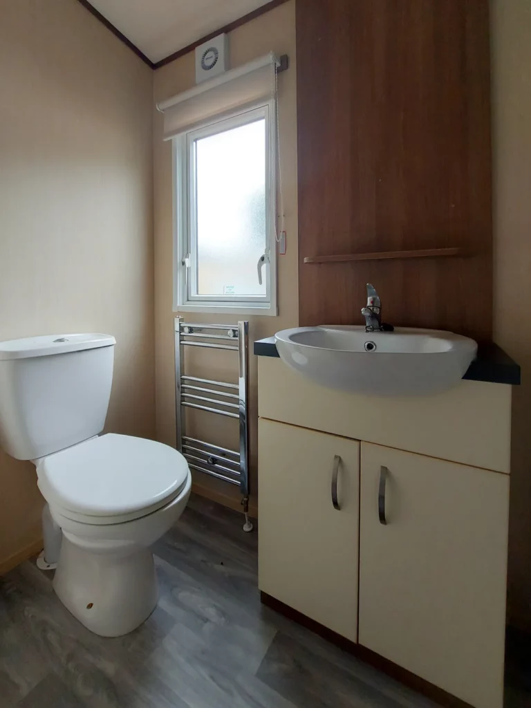 Tweedehandse-stacaravan-ABI-Alderley-te-koop-badkamer