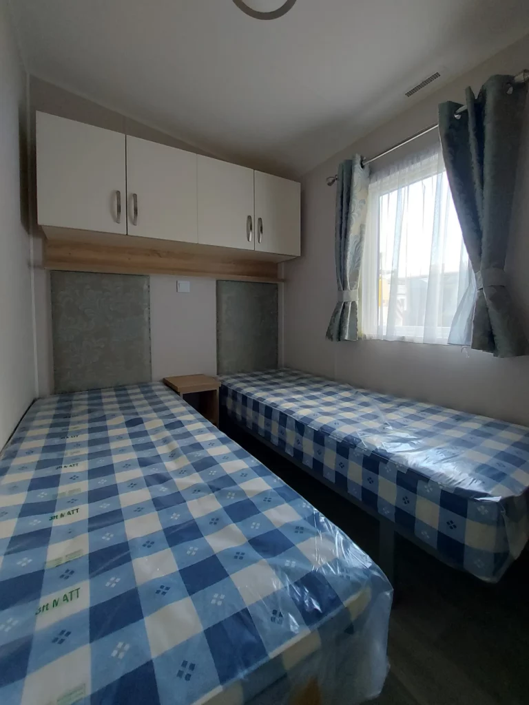 Tweedehandse-stacaravan-Willerby-Avonmore-te-koop-slaapkamer