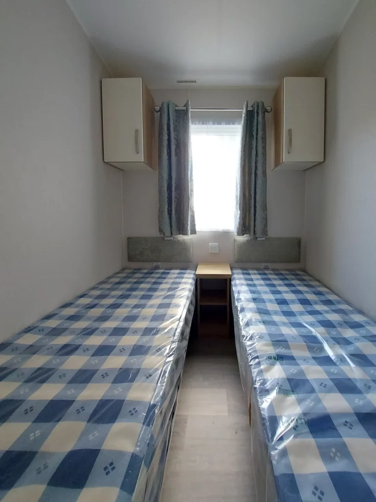 Tweedehandse-stacaravan-Willerby-Avonmore-te-koop-slaapkamer