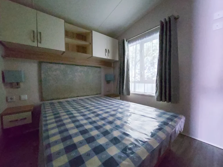 Tweedehandse-stacaravan-Willerby-Avonmore-te-koop-slaapkamer