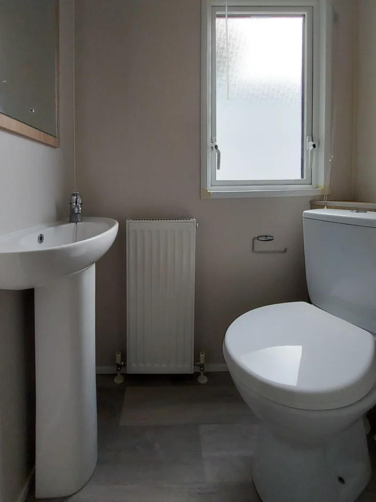 Tweedehandse-stacaravan-Willerby-Avonmore-te-koop-toilet