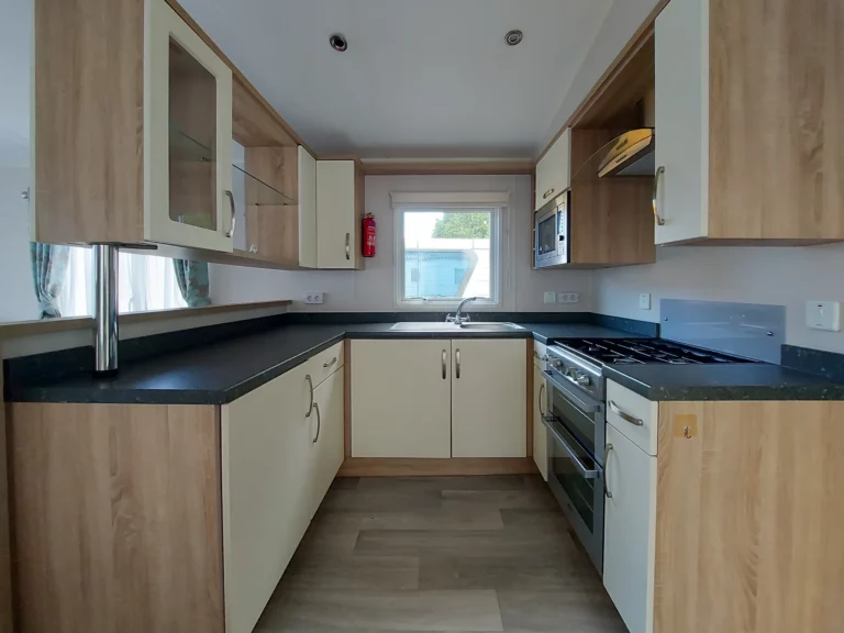 Tweedehandse-stacaravan-Willerby-Avonmore-te-koop-keuken