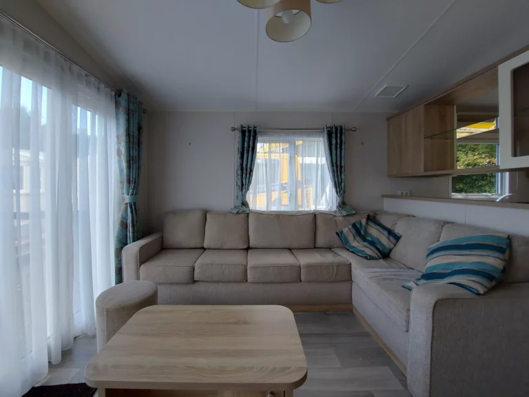 Tweedehandse-stacaravan-Willerby-Avonmore-te-koop-woonkamer