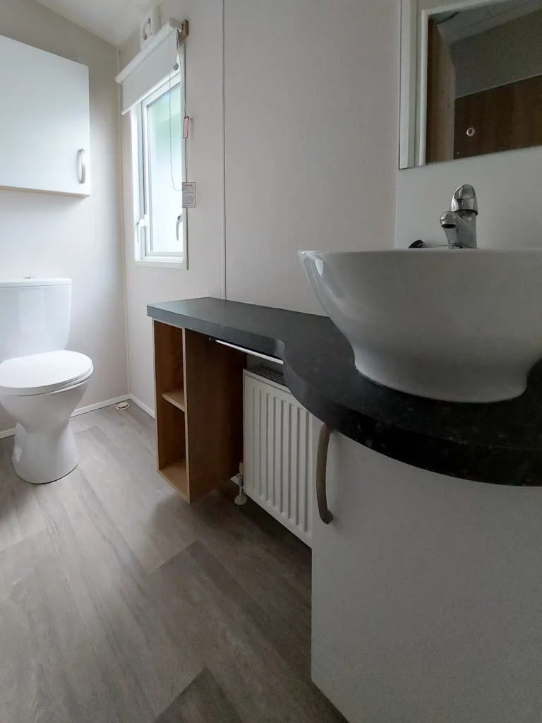 Tweedehandse-stacaravan-Willerby-Avonmore-te-koop-badkamer