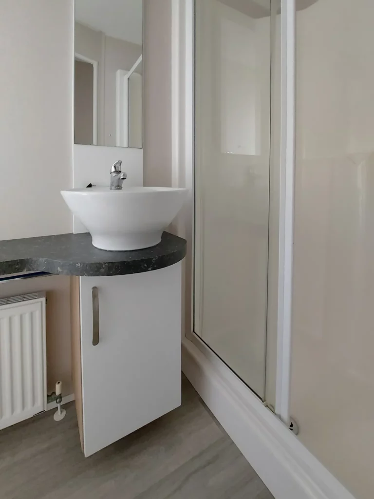 Tweedehandse-stacaravan-Willerby-Avonmore-te-koop-badkamer