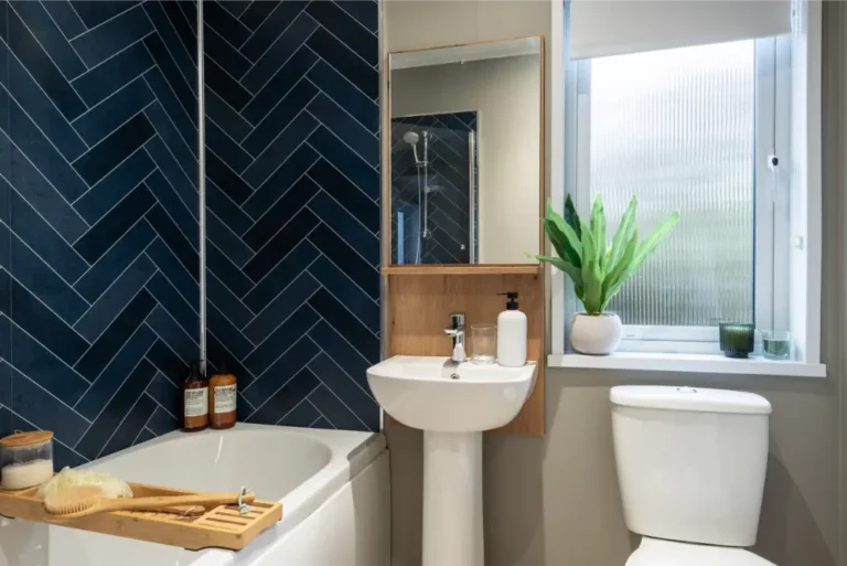 Badkamer met ligbad, wastafel en toilet in de Atlas Wisteria Lodge stacaravan