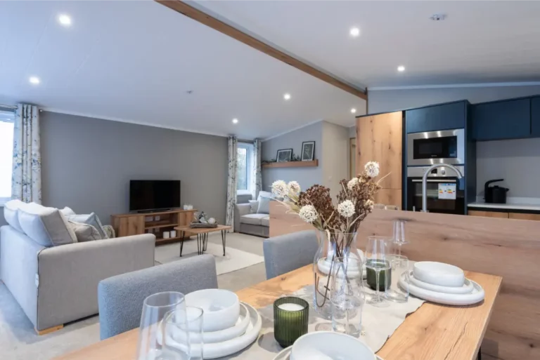 Eetruimte met zicht op keuken en woonkamer in de Atlas Wisteria Lodge stacaravan