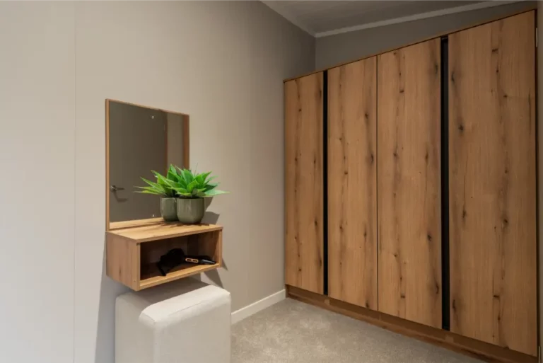Ruime inloopkast met houten kasten in de Atlas Wisteria Lodge