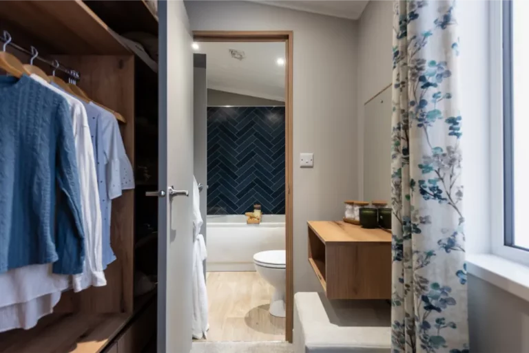 Inloopkast met doorgang naar de badkamer van de Atlas Wisteria Lodge
