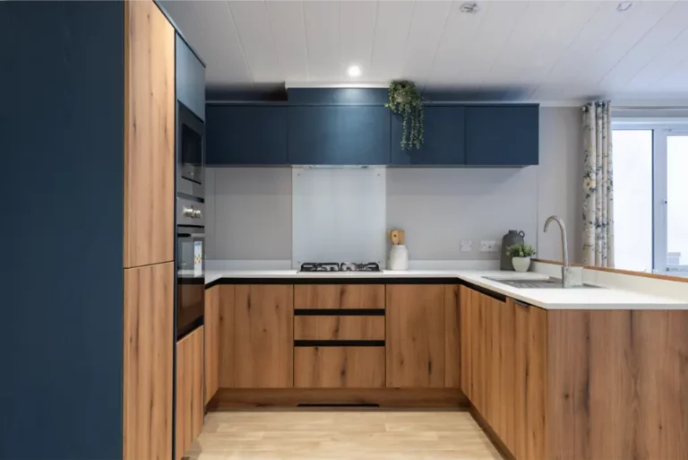 Ruime U-vormige keuken met houten kasten en donkerblauwe accenten