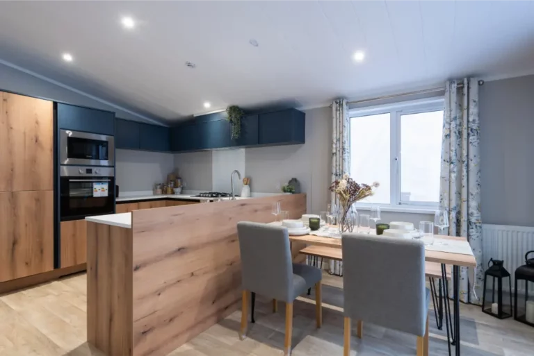 Moderne keuken met houten afwerking en aangrenzende eetruimte