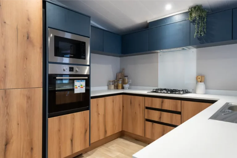 Keuken met inbouwoven, microgolfoven en ruime werkbladen in de Atlas Wisteria Lodge
