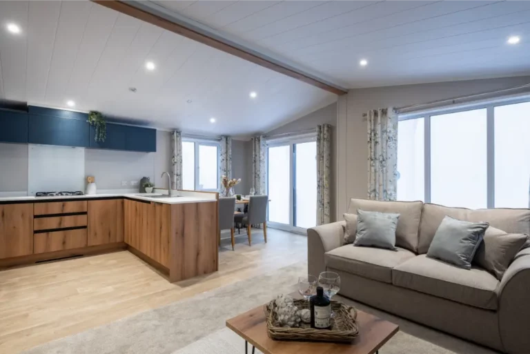 Open leefruimte met keuken en woonkamer in de Atlas Wisteria Lodge stacaravan