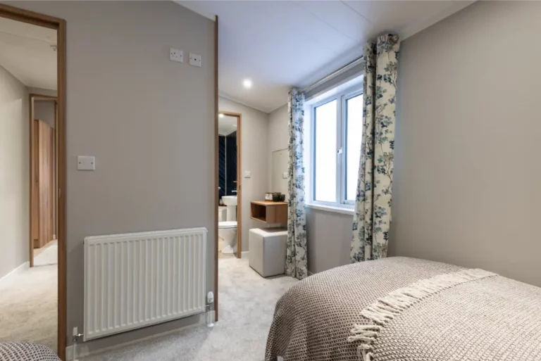 Ruime slaapkamer met groot raam en centrale verwarming in de Atlas Wisteria Lodge