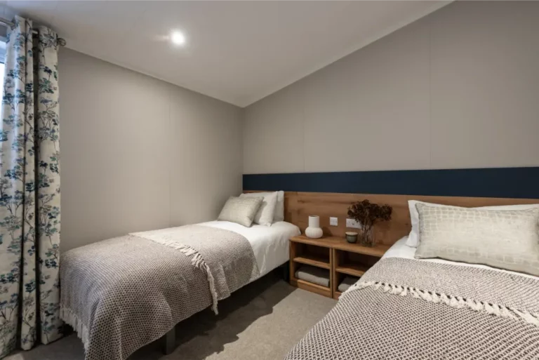 Tweede slaapkamer met twee eenpersoonsbedden in de Atlas Wisteria Lodge stacaravan