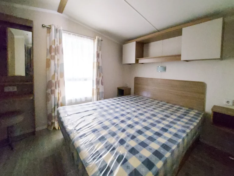tweedehandse-stacaravan-Swift-Biarritz-38x10-te-koop-slaapkamer