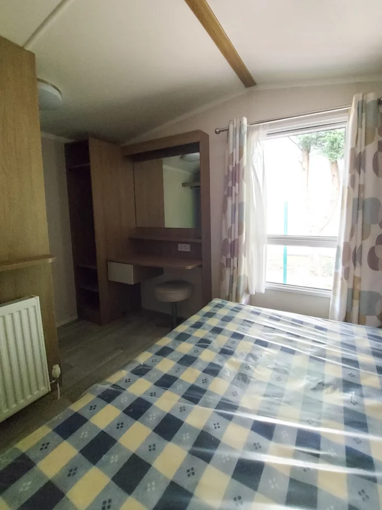 tweedehandse-stacaravan-Swift-Biarritz-38x10-te-koop-slaapkamer