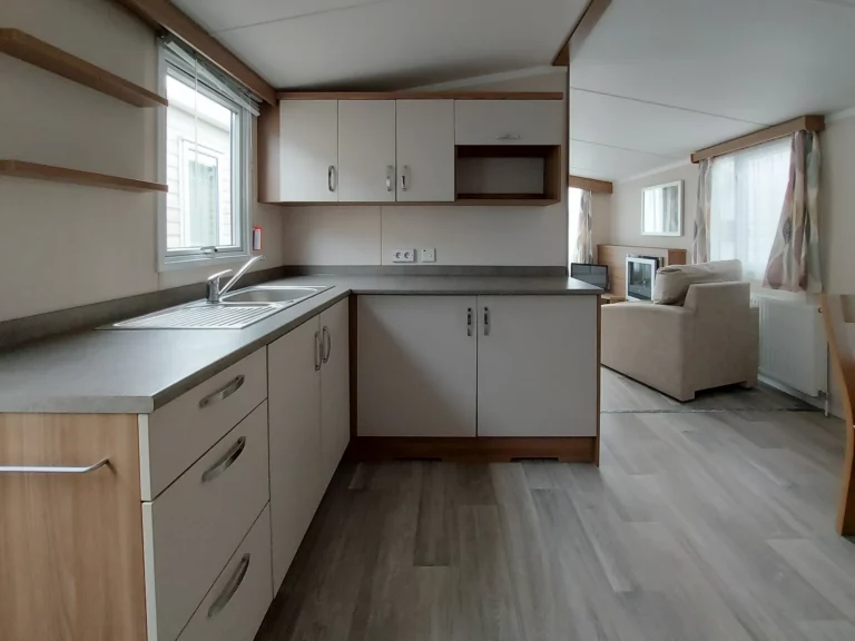 tweedehandse-stacaravan-Swift-Biarritz-38x10-te-koop-keuken