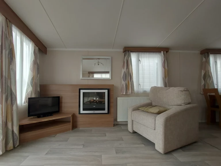 tweedehandse-stacaravan-Swift-Biarritz-38x10-te-koop-woonkamer