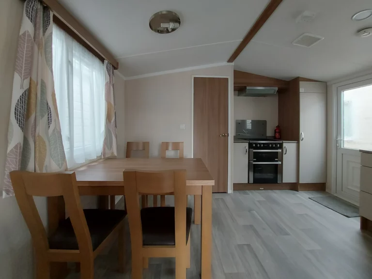tweedehandse-stacaravan-Swift-Biarritz-38x10-te-koop-keuken