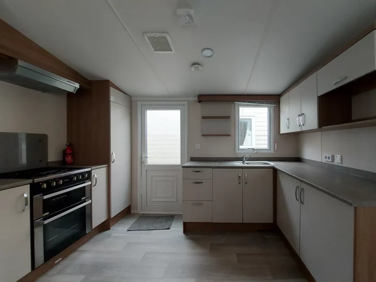 tweedehandse-stacaravan-Swift-Biarritz-38x10-te-koop-keuken