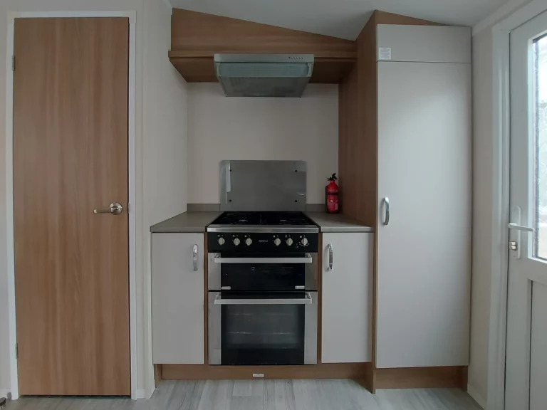 tweedehandse-stacaravan-Swift-Biarritz-38x10-te-koop-keuken