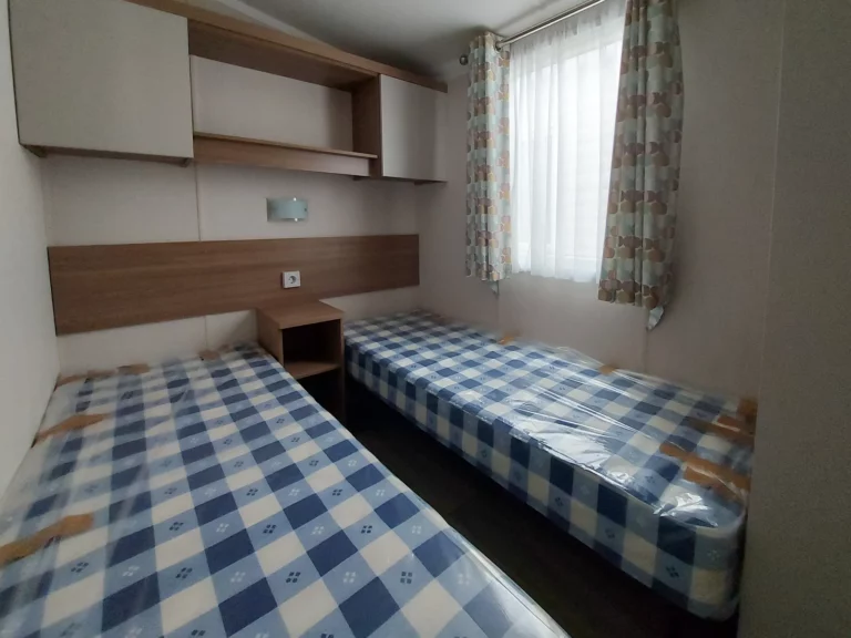 tweedehandse-stacaravan-Swift-Biarritz-38x10-te-koop-slaapkamer