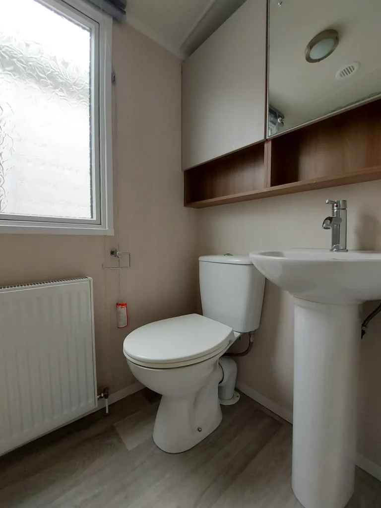 tweedehandse-stacaravan-Swift-Biarritz-38x10-te-koop-badkamer
